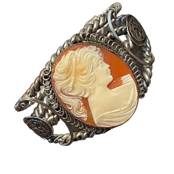 Vintage Lovely Large Resin Cameo realistic look Heavy chunky Bangle - Picture 5 of 8